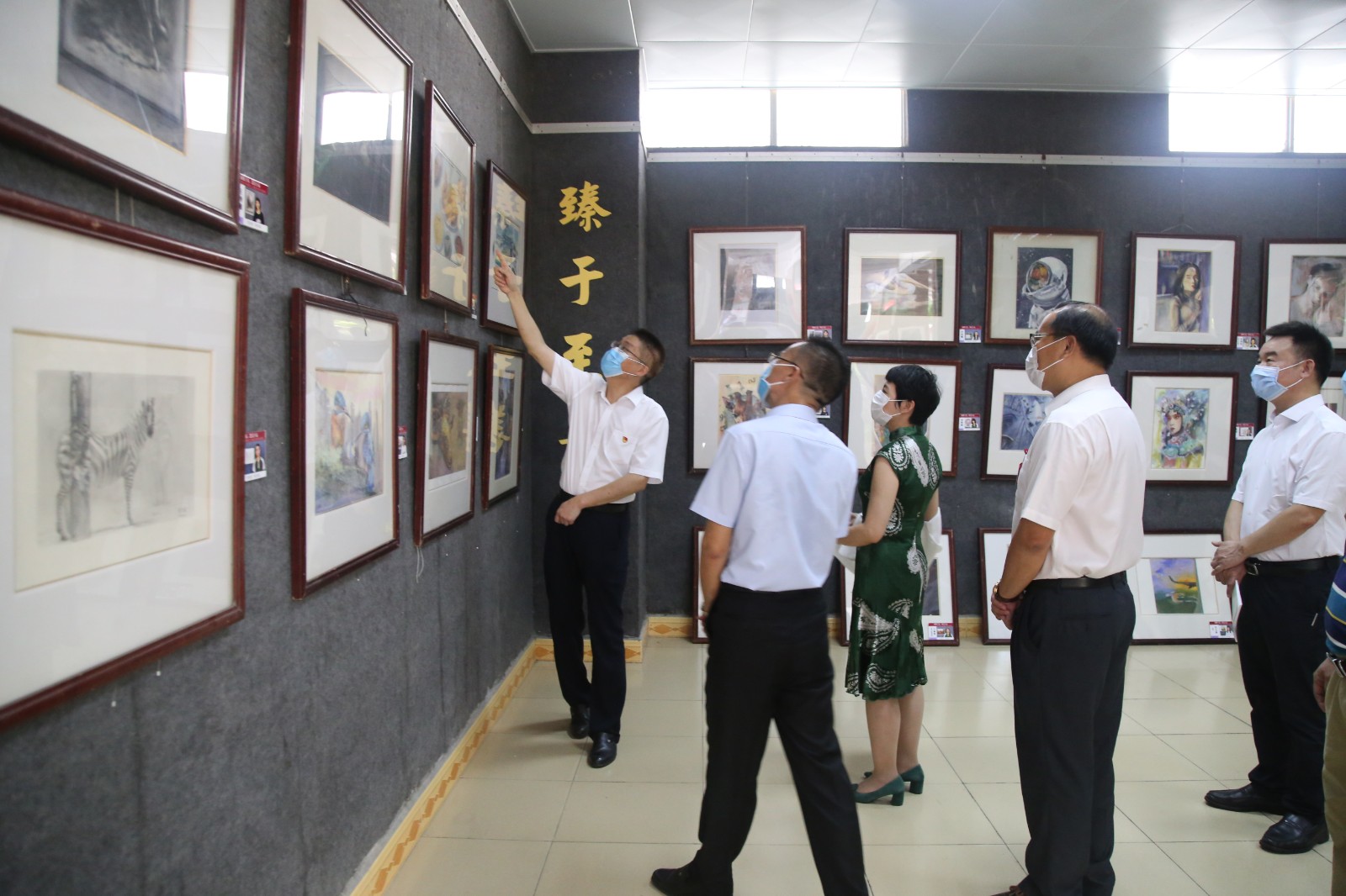 9参观校本艺术慧美课程龙头素描教学成果展2.JPG